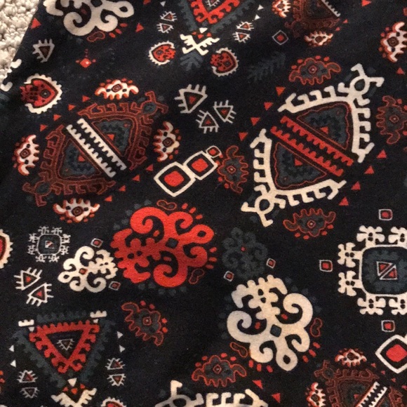 NWOT black background patterned Lularoe leggings - Picture 2 of 3